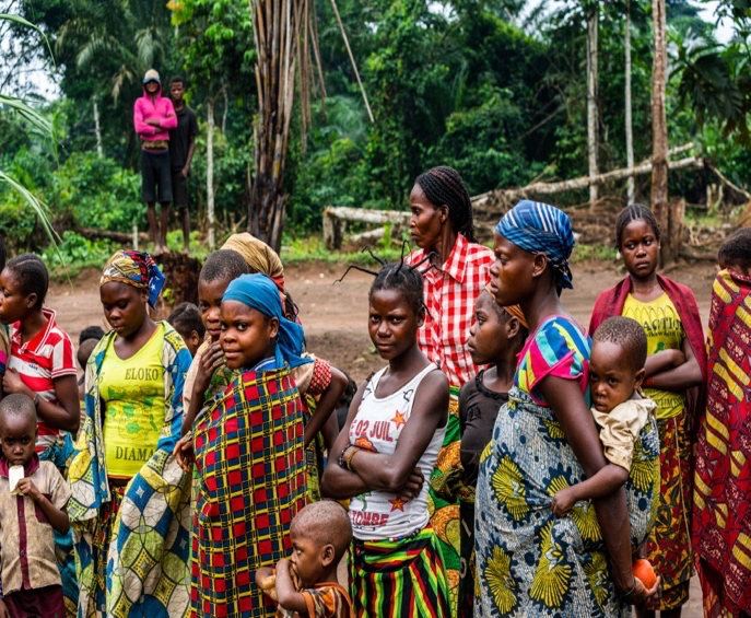 Femmes et enfants issus d'une communauté forestière